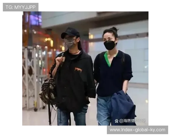 不仅关注核心图徽更注重复合纹理开发 品牌延展性在衍生品端得到飞跃